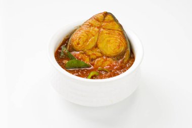 Kahin Balık köri, geleneksel Hint balık köri, kerala spesiyali, köri yapraklarıyla süslenmiş beyaz bir kâse ve beyaz dokulu yeşil biberli, izole edilmiş..