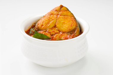 Kahin Balık köri, geleneksel Hint balık köri, kerala spesiyali, köri yapraklarıyla süslenmiş beyaz bir kâse ve beyaz dokulu yeşil biberli, izole edilmiş..