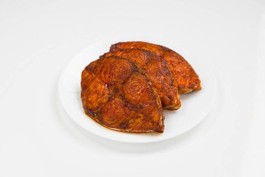 Kahin balık kızartması beyaz desenli arka planlı, izole edilmiş beyaz seramik bir tabakta güzelce düzenlenmiş..