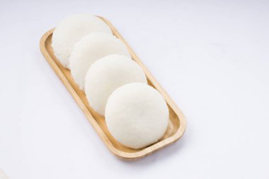 Idly ya da Idli, Güney Hindistan 'ın ana kahvaltı öğesi. Beyaz arka plana yerleştirilmiş, harika bir şekilde yerleştirilmiş..