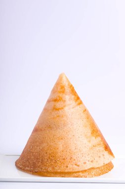 Dosa _ Ghee rosto Dosa, ünlü Güney Hindistan kahvaltı öğesi geleneksel yollarla kast demir tavasından yapılır ve beyaz bir zeminde, beyaz arka planda, izole edilmiş.