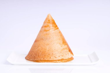 Dosa _ Ghee rosto Dosa, ünlü Güney Hindistan kahvaltı öğesi geleneksel yollarla kast demir tavasından yapılır ve beyaz bir zeminde, beyaz arka planda, izole edilmiş.