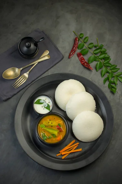 Idly Oder Idli Südindisches Hauptfrühstücksprodukt Das Wunderschön Einem Schwarzen Teller — Stockfoto