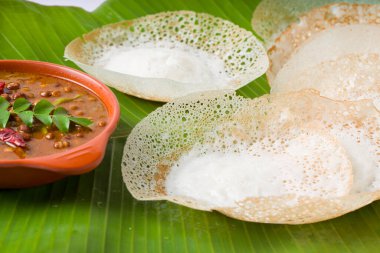Appam ya da velliappam ya da kallappam ya da paalappam, Güney Hindistan 'da lezzetli kahvaltı öğesi ve muz yaprağı üzerine yerleştirilmiş kadela körili ya da bengal gramının iyi bir kombinasyonuyla..