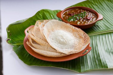 Appam ya da velliappam ya da kallappam ya da paalappam, Güney Hindistan 'da lezzetli kahvaltı öğesi ve muz yaprağı üzerine yerleştirilmiş kadela körili ya da bengal gramının iyi bir kombinasyonuyla..