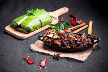 Sığır rostosu ya da pothu ulareyadu, kerala özel yemeği siyah bir masa takımında ve muz yaprağında geleneksel olarak siyah bir arkaplana yerleştirilir..