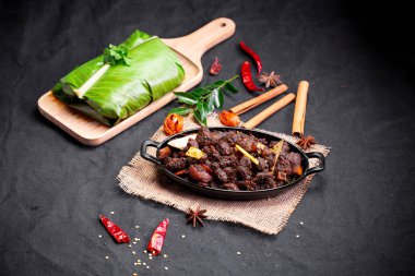 Sığır rostosu ya da pothu ulareyadu, kerala özel yemeği siyah bir masa takımında ve muz yaprağında geleneksel olarak siyah bir arkaplana yerleştirilir..