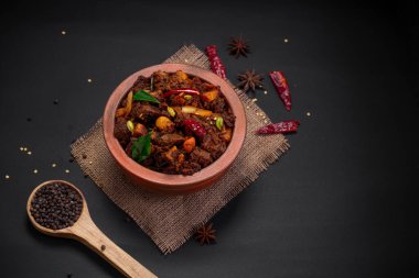 Sığır rostosu veya pothu ulareyadu, kerala özel bir yemek geleneksel bir şekilde hindistan cevizi parçalarıyla süslenmiş siyah bir arka planda..