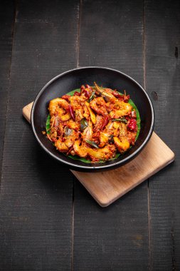  Kerala usulü karides rostosu ya da kimya varattiyathu ana malzemeler olarak kırmızı kaşmirli biber ve hindistan cevizi dilimleri kullanır ve soğan halkaları ve domates dilimleriyle süslenir..