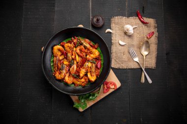  Kerala usulü karides rostosu ya da kimya varattiyathu ana malzemeler olarak kırmızı kaşmirli biber ve hindistan cevizi dilimleri kullanır ve soğan halkaları ve domates dilimleriyle süslenir..