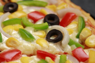 Pizza _ çiftçi pizza, kırmızı, yeşil ve sarı dolmalık biber, soğan, siyah zeytin, koni ve mozzarella peyniri, ince hamur kabuğu ile siyah ızgaranın üzerine yerleştirilmiş gri arka plan, yakın çekim .