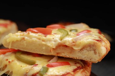 Pizza _ Paneer Makhani, ev yapımı lezzetli pizza kırmızı ve yeşil dolma biber, soğan ve mozzarella peyniri, ince hamur dilimleri ile ahşap bir tahta üzerine yerleştirilmiş gri arka plan
