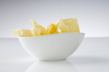 Papadum veya sade pappadom veya appalam, Güney Hint yemekleri için ana aperatif beyaz desenli arka planda beyaz bir kasede düzenlenmiştir..