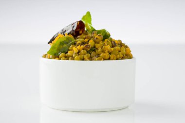 Yeşil gram kızartma ya da kuru fasulye, kerala çok sağlıklı ve lezzetli ve beyaz desenli arka planda beyaz bir kasede düzenlenmiş.