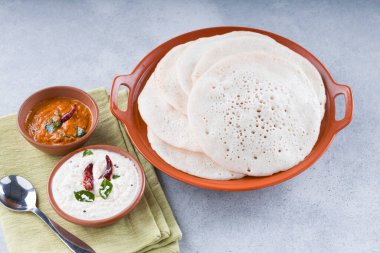 Güney Hindistan geleneksel kahvaltısı Dosa ya da Thattu dosa dökme demir dosa thawa ile yapılmış, yanında beyaz hindistancevizi turşusu ve beyaz dokulu soğan turşusuyla bir sofra takımı ile düzenlenmiş.