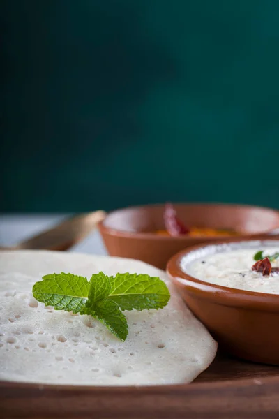 南印度传统早餐多萨或Thattu Dosa 使用铁制多萨 摆设在一个配餐盘的餐具中 配以白椰菜和洋葱 — 图库照片