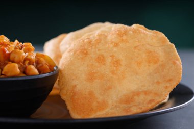 Hint kahvaltısı _ Puri ile nohut chana masala körisi, lezzetli Hint yemeği her amaçlı buğday unu kullanılarak yapılır..