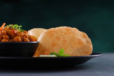 Hint kahvaltısı _ Poori ile nohut chana masala körisi, lezzetli Hint yemeği her amaçlı buğday unu kullanılarak yapılır.
