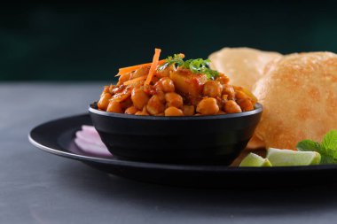 Hint kahvaltısı _ Poori ile nohut chana masala körisi, lezzetli Hint yemeği her amaçlı buğday unu kullanılarak yapılır.
