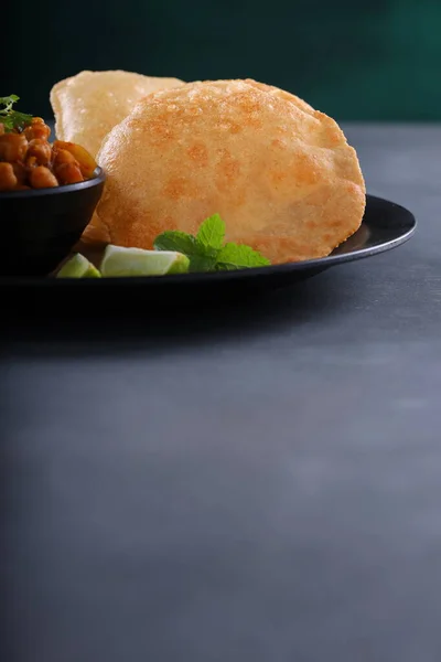 Indisk Frukost Poori Med Kikärt Chana Masala Curry Välsmakande Indiska — Stockfoto