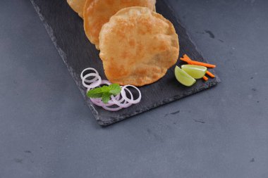 Hint kahvaltısı _ Poori ya da puri, lezzetli Hint yemeği her amaçlı buğday unu kullanılarak yapılan gri desenli arka plan ile sıralanmış.