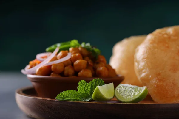 Indisk Frukost Poori Med Kikärt Chana Masala Curry Välsmakande Indiansk — Stockfoto
