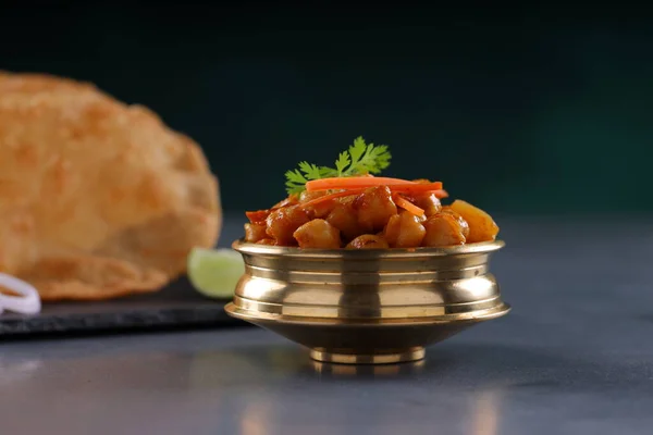 Indisk Frukost Poori Med Kikärta Chana Masala Curry Välsmakande Indiansk — Stockfoto