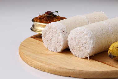 Puttu / Çiğ pirinç puttu / Arisi Maavu Puttu ve chana körili / kadala körili-Kerala özel kahvaltı öğeleri, çiğ pirinç unu kullanılarak yapılan, beyaz arkaplanda muz ve ahşap bir zeminde yerleştirilmiş ideal bir kombinasyon.