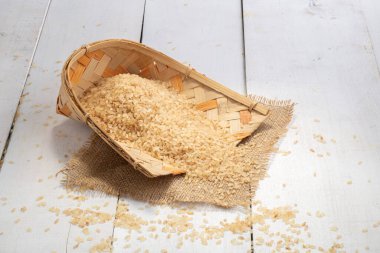 Kerala Matta pirinç veya palaadan matta veya kırmızı pirinç, geleneksel olarak beyaz arkaplan ile süzmek için kullanılan bir muram ya da bambu ağacında düzenlenmiştir..