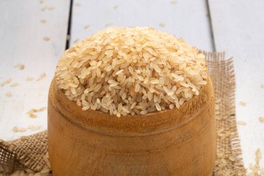 Kerala Matta pirinç ya da palaadan matta ya da kırmızı pirinç geleneksel olarak kerala ile ölçülen ve beyaz arkaplana yerleştirilen bir kap içinde güzel bir şekilde düzenlenmiştir..