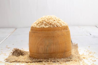 Kerala Matta pirinç ya da palaadan matta ya da kırmızı pirinç geleneksel olarak kerala ile ölçülen ve beyaz arkaplana yerleştirilen bir kap içinde güzel bir şekilde düzenlenmiştir..