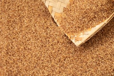 Kerala Matta pirinç ya da palaadan matta ya da kırmızı pirinç, geleneksel olarak arka planda matta pilavı ile süzmek için kullanılan bir muram ya da bambu ağacında düzenlenmiştir..