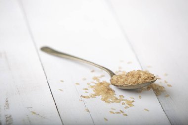 Kerala Matta pirinç ya da palaadan matta ya da kırmızı pirinç geleneksel olarak kerala ile ölçülen ve beyaz arkaplana yerleştirilen bir kap içinde güzel bir şekilde düzenlenmiştir..