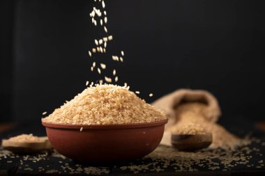 Kerala Matta pirinç ya da palaadan matta ya da kırmızı pirinç geleneksel olarak kerala ile ölçülen ve beyaz arkaplana yerleştirilen bir kap içinde güzel bir şekilde düzenlenmiştir..