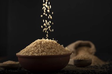 Kerala Matta pirinç ya da palaadan matta ya da kırmızı pirinç geleneksel olarak kerala ile ölçülen ve beyaz arkaplana yerleştirilen bir kap içinde güzel bir şekilde düzenlenmiştir..