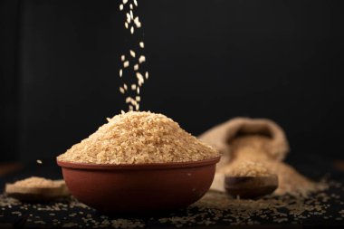 Kerala Matta pirinç ya da palaadan matta ya da kırmızı pirinç geleneksel olarak kerala ile ölçülen ve beyaz arkaplana yerleştirilen bir kap içinde güzel bir şekilde düzenlenmiştir..