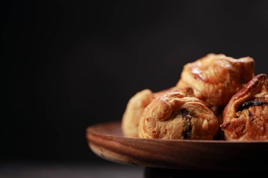 Baharatlı ve lezzetli yumurta masala ile doldurulmuş yumurta puf böreği ve gri desenli arka planlı, izole edilmiş ahşap masa donanımı üzerine yerleştirilmiş