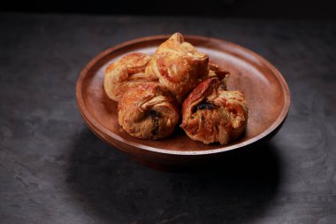 Baharatlı ve lezzetli yumurta masala ile doldurulmuş yumurta puf böreği ve gri desenli arka planlı, izole edilmiş ahşap masa donanımı üzerine yerleştirilmiş