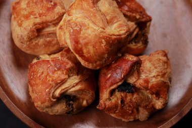 Baharatlı ve lezzetli yumurta masala ile doldurulmuş yumurta puf böreği ve gri desenli arka planlı, izole edilmiş ahşap masa donanımı üzerine yerleştirilmiş