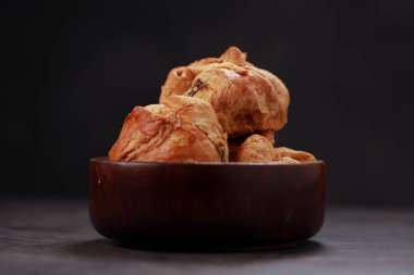 Baharatlı ve lezzetli yumurta masala ile doldurulmuş yumurta puf böreği ve gri desenli arka planlı, izole edilmiş ahşap masa donanımı üzerine yerleştirilmiş