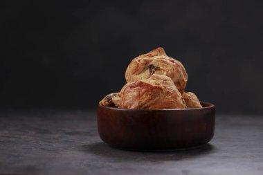 Baharatlı ve lezzetli yumurta masala ile doldurulmuş yumurta puf böreği ve gri desenli arka planlı, izole edilmiş ahşap masa donanımı üzerine yerleştirilmiş