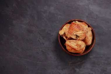Baharatlı ve lezzetli yumurta masala ile doldurulmuş yumurta puf böreği ve gri desenli arka planlı, izole edilmiş ahşap masa donanımı üzerine yerleştirilmiş