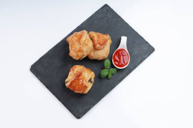 Baharatlı ve lezzetli yumurta masala ile doldurulmuş yumurta puf böreği ve beyaz desenli arka plan ile grafit tahtaya yerleştirilmiş, izole