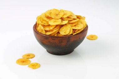 Kurutulmuş muz cipsi ya da muz waffle 'ı, beyaz desenli, izole edilmiş, Clayor toprak takımında güzelce sıralanmış..