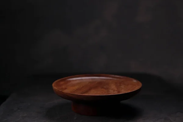 Деревянная Посуда Плоская Деревянная Посуда Помещена Сером Текстурированном Фоне — стоковое фото