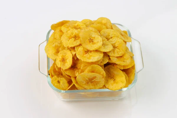 Chips Plátano Secos Galletas Plátano Dispuestos Maravillosamente Tazón Vidrio Vajilla — Foto de Stock