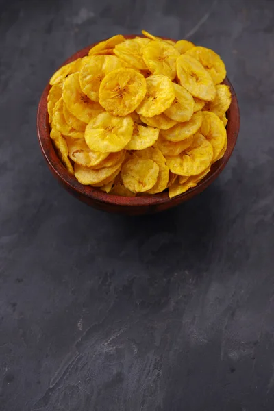 Chips Plátano Secos Galletas Plátano Dispuestos Maravillosamente Una Loza Barro — Foto de Stock