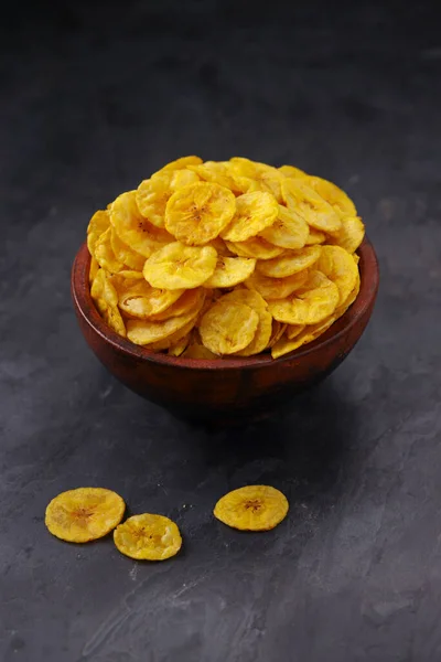 Chips Plátano Secos Galletas Plátano Dispuestos Maravillosamente Una Loza Barro — Foto de Stock