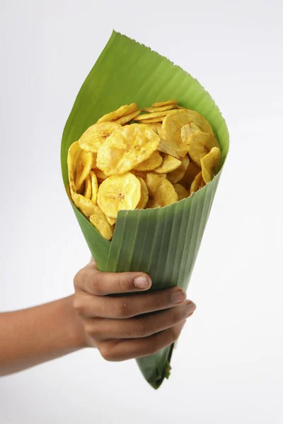 Patatas Secas Plátano Waffers Plátano Cono Hoja Plátano Mano Lleno —  Fotos de Stock