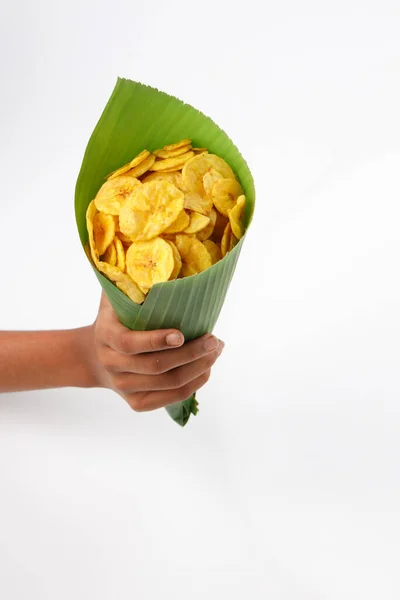 Patatas Secas Plátano Waffers Plátano Cono Hoja Plátano Mano Lleno —  Fotos de Stock